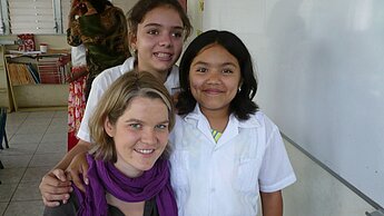 Annika Witte aus Münster in Honduras mit ihrem Patenkind Jany 