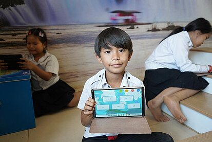 Ein Junge nutzt ein Tablet zum Lernen