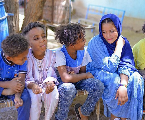 Angham (14) und ihre Brüder sind nach Kassala im Osten des Sudan geflohen Ein Mädchen und vier Jungen