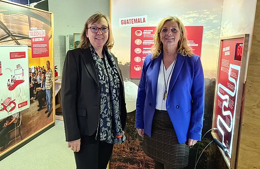 Eröffnen gemeinsam die Ausstellung „Mission 2030“: Kathrin Hartkopf, Sprecherin der Geschäftsführung von Plan International Deutschland (links), und Prof. Dr. Heike Düselder, Direktorin im Museum Lüneburg Zwei Frauen stehen inmitten der Ausstellungselemente
