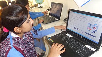 In Parkistan erreicht Plan International mit Computerkursen an Schulen in vier Provinzen 200 Lehrer und 8300 Mädchen. © Plan International