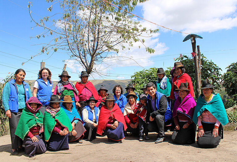 Gruppe indigener Projektteilnehmerinnen sowie Plan-Mitarbeitende