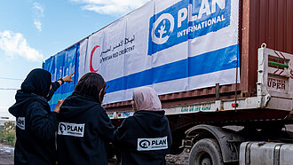 Ein LKW wartet am Grenzübergang Rafah