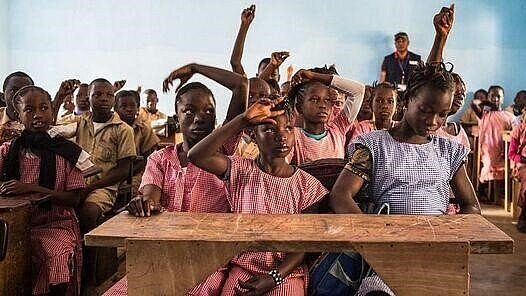 Schüler:innen nehmen an einer regelmäßig stattfinden Aufklärungsstunde zum Thema FGM teil. © Plan International /Johanna de Tessières Bild stammt aus einem ähnlichen Projekt in Guinea.