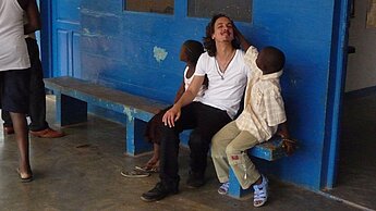 Die langen und glatten Haare des Paten faszinieren Ansumane sehr.