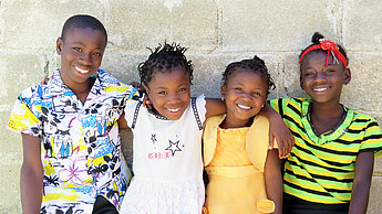 Mit Ihrer eigenen Spendensammlung können Sie viele Kinder glücklich machen, wie beispielsweise hier in Haiti. Vier Kinder freuen sich.