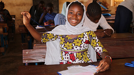 Binden für Schülerinnen in Ghana
