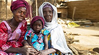 © Plan International / Ilvy Njiokiktjien / Das Bild stammt aus einem ähnlichen Plan-Projekt in Mali. Es zeigt eine Familie, die ihre Tochter nicht beschneiden lässt.