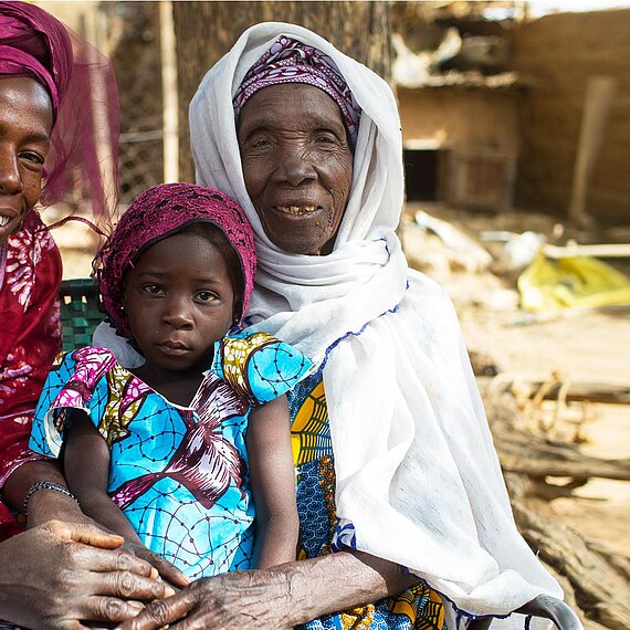 © Plan International / Ilvy Njiokiktjien / Das Bild stammt aus einem ähnlichen Plan-Projekt in Mali. Es zeigt eine Familie, die ihre Tochter nicht beschneiden lässt.