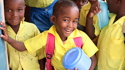 Kindheit und Schulbesuch statt Arbeit: Auch in vielen Ländern Afrikas ist Kinderhandel alltäglich. Wir wollen dies ändern. Kindheit und Schulbesuch statt Arbeit: Auch in vielen Ländern Afrikas ist Kinderhandel alltäglich. Wir wollen dies ändern.