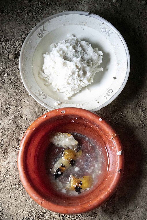 Karge Küche: Ugali, mit Wasser gekochtes Mehl, und Tunguja, gekochte Wildfrüchte Karge Küche: Ugali, mit Wasser gekochtes Mehl, und Tunguja, gekochte Wildfrüchte