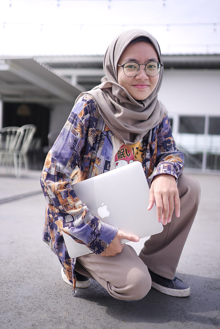 Eine junge IT-Spezialistin in Indonesien