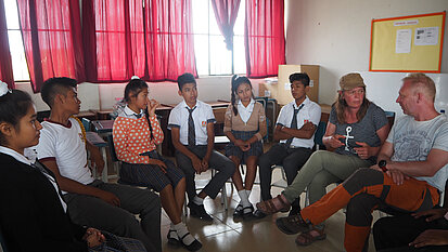 Familie Nierich in einer Gesprächsrunde mit einer Schulklasse aus Piura.