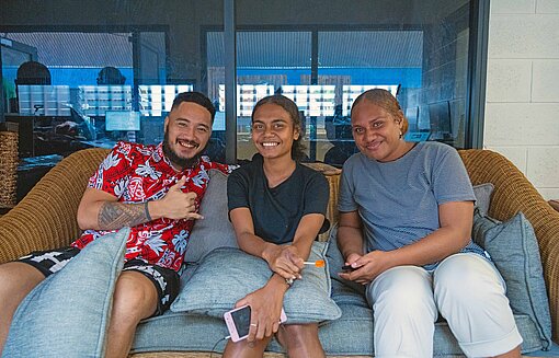 Im Rahmen des Projekts trafen sich junge Menschen aus sieben Gemeinden der Salomon-Inseln in der Hauptstadt Honiara mit Vertretern des Stadtrats Drei Jugendliche lachend auf einem Sofa