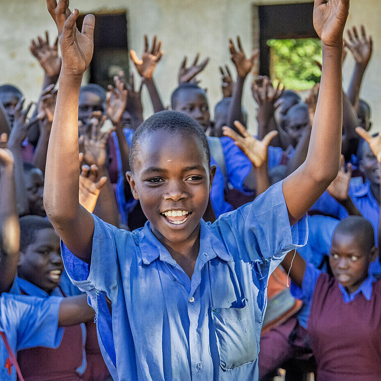 Kinder in einem "Girls' Education Movement"-Club