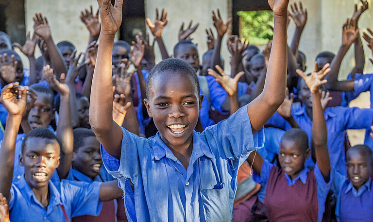 Kinder in einem "Girls' Education Movement"-Club