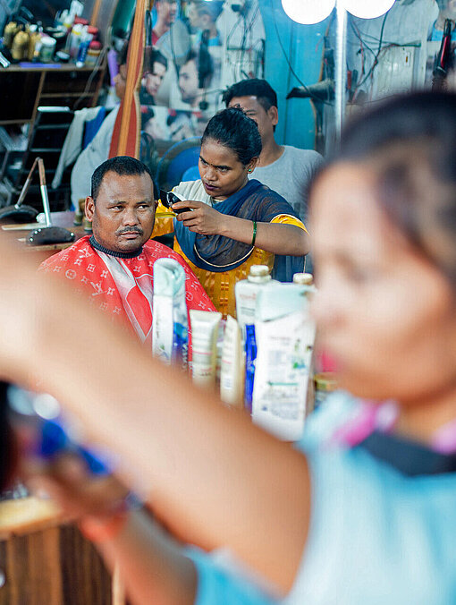 Rampati (25) im Friseursalon ihres Ausbilders Die Kunst des Friseurhandwerks