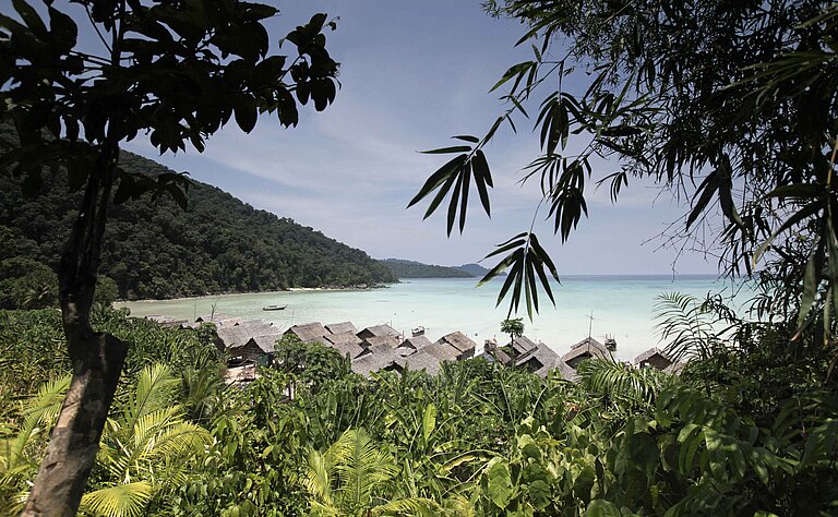 Paradiesisch wirkt das Moken-Dorf auf der Insel Surin in der Andamanensee