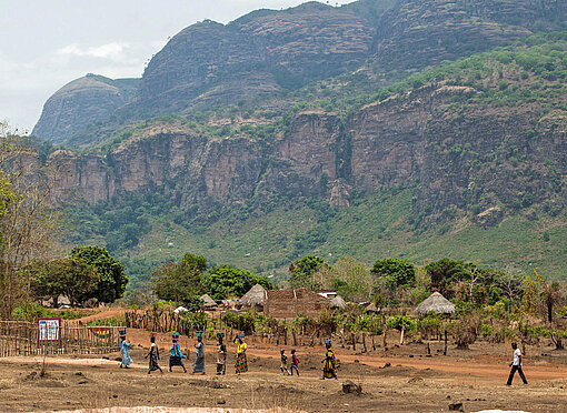 Menschen vor einer Bergkulisse in Afrika