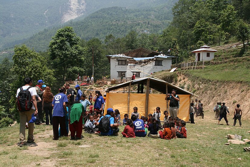 Ein Übergangszelt für Schulkinder in der Gebirgsregion Dolakha. Viele Gebäude, die nicht völlig zerstört sind, drohen jetzt einzustürzen