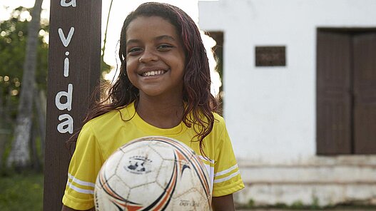 Der Mannschaftssport Fußball stärkt die Mädchen in ihrem Selbstbewusstsein. Der Mannschaftssport Fußball stärkt die Mädchen in ihrem Selbstbewusstsein.
