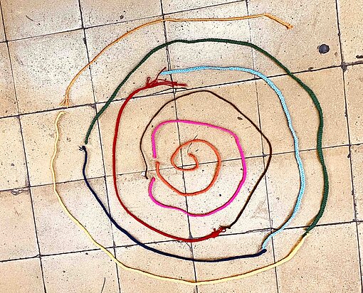 Für die indigene Guadualito-Gemeinschaft veranschaulicht die „Spirale des Lebens“, wie alles im Lebenszyklus miteinander verbunden ist Eine Schneckenform aus bunten Bindfäden