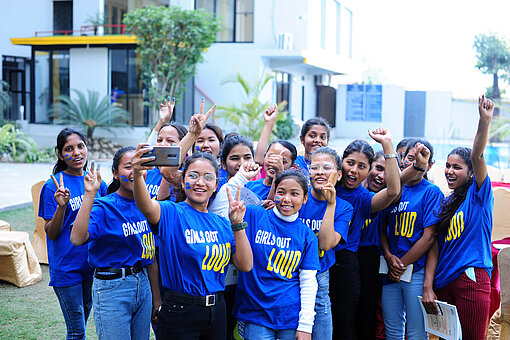 Gruppenfoto von Mädchen mit blauen LEAD T-shirts.