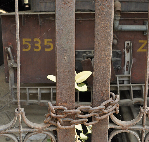 Endstation für die „Nepal Railways Corporation Ltd“ Wagon hinter einem mit einer Kette verschlossenen Tor.