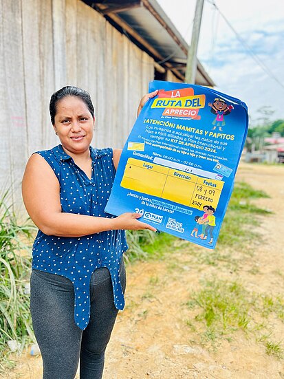 Eine Frau hält ein Projektplakat in den Händen