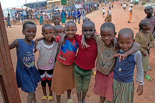 Mädchen und Jungen im Camp Mugombwa haben besonderen Schutzbedarf Eine Gruppe Kinder