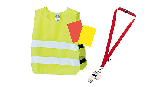 Set mit neongelber Weste, rote und gelbe Karte und Trillerpfeife am Band.