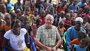 Johann Schupfner und Mariama (links), umringt von neugierigen Kindern der Gemeinde. Johann Schupfner und Mariama (links), umringt von neugierigen Kindern der Gemeinde.