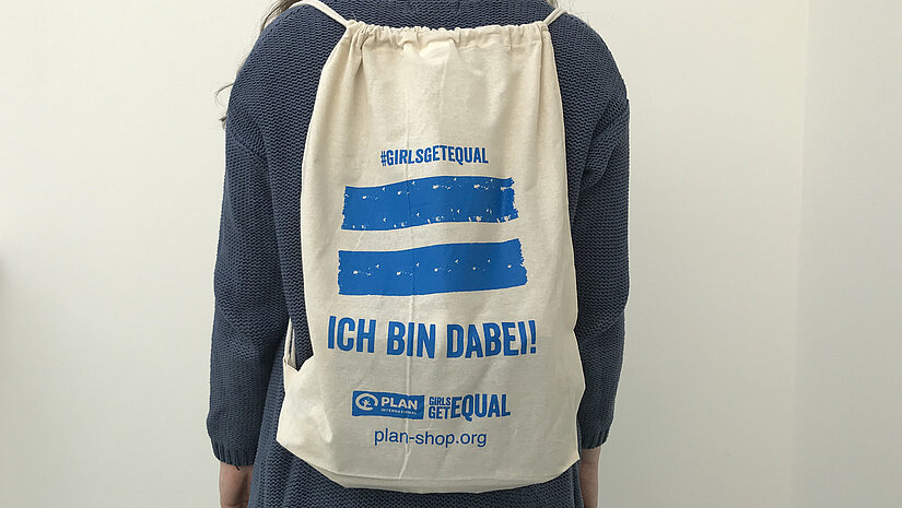 Wer sich von Freitag bis Samstag für den Women’s Run anmeldet, hat die Chance, einen von zwanzig Plan-Beutel mit T-Shirts und Goodies zu gewinnen. © Plan International Wer sich von Freitag bis Samstag für den Women’s Run anmeldet, hat die Chance, einen von zwanzig Plan-Beutel mit T-Shirts und Goodies zu gewinnen. © Plan International