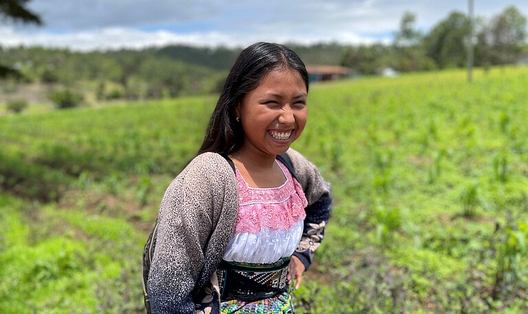 Mädchen lächelnd im Feld in Guatemala