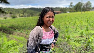 Mädchen lächelnd im Feld in Guatemala