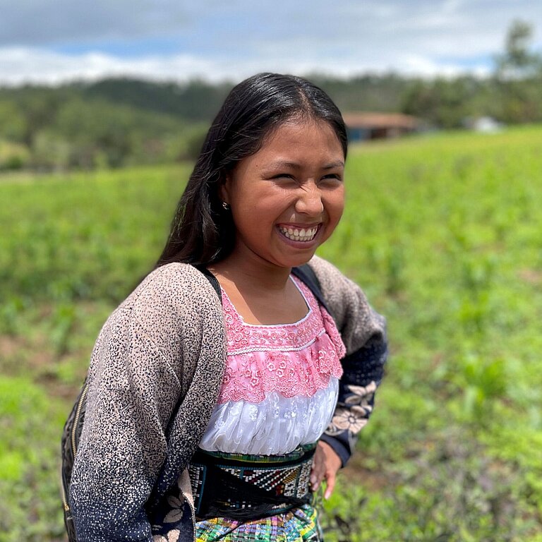 Mädchen lächelnd im Feld in Guatemala