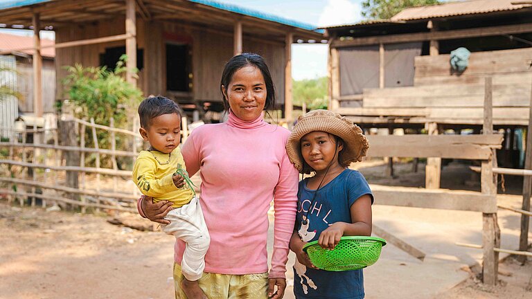 Mutter Sokhun (33) mit Tochter Len (5) und Sohn Thom (2)