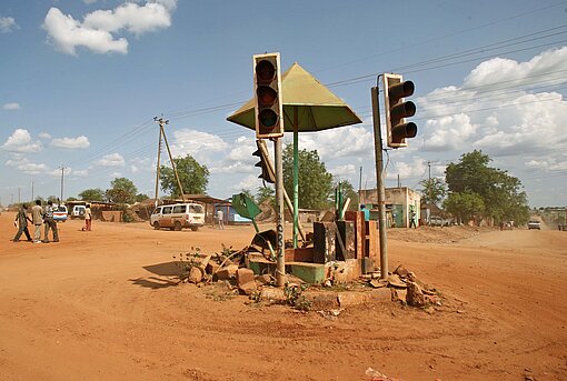 Straßenkreuzung im südsudanesischen Juba Eine sandige Straße