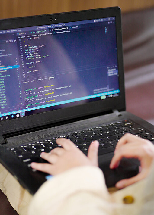 Windy hat sich in die Web-Entwicklung eingearbeitet und macht derzeit ein Praktikum in diesem Bereich Finger auf einer PC-Tastatur