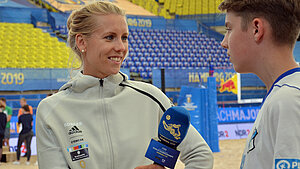 Plans Jugendbotschafter Mauritz spricht mit Karla Borger und Julia Sude über die Charity-Partnerschaft sowie das unterstützte Projekt "Sport schafft sichere Schulen in Hanoi". Plans Jugendbotschafter Mauritz spricht mit Karla Borger und Julia Sude über die Charity-Partnerschaft sowie das unterstützte Projekt "Sport schafft sichere Schulen in Hanoi".