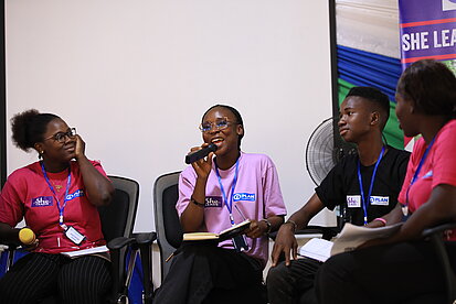 Junge Menschen sprechen über weibliche Führung