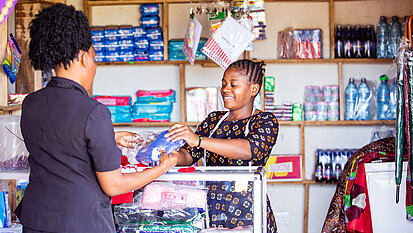 Solitha bedient eine Kundin in ihrem Laden in Dakar