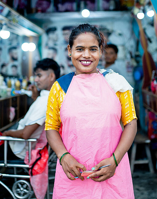 Rampati (25) hat die Ausbildung zur Friseurin geschafft Eine junge Frieurin in Nepal