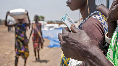 Nahrungsmittelvergabe für Familien in Pibor. © Charles Atiki Lomodong