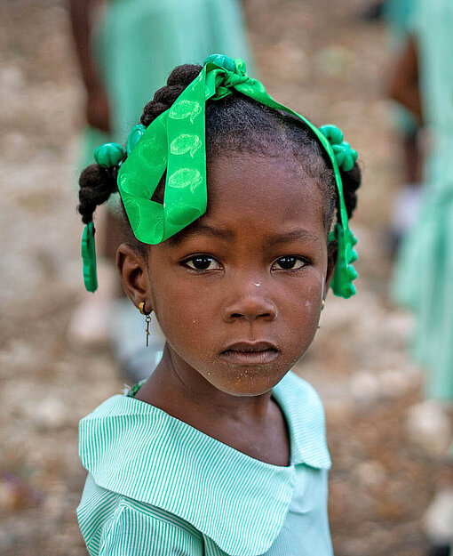 Mädchen in einer Plan-Partnergemeinde im Süden von Haiti Ein Mädchen in Schuluniform
