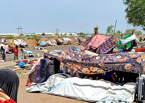 In Südsudan in Sicherheit vor den Kämpfen in Sudan Familien kampieren unter Planen und Decken