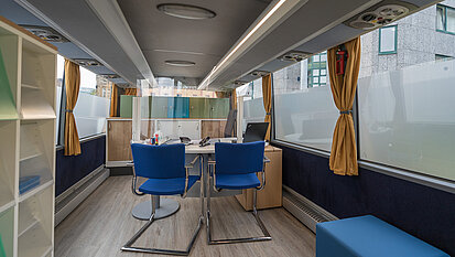 Der Bus ist unter anderem mit einem Büro ausgestattet ©Plan / Bernhard Risse