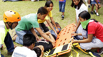 In Katastrophenschutzübungen lernen Kinder, wie sie sich im Ernstfall richtig verhalten. Dieses Bild stammt aus einem ähnlichen Projekt auf den Philippinen. © Plan International