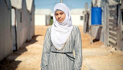 Shayma’a dachte, dass Azraq nur eine Zwischensation für sie sei. Mittlerweile lebt sie seit fünf Jahren in dem Camp für Geflüchtete. © Plan International/Ahmad Naim