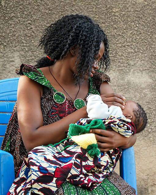 Eine Frau hält einen Säugling